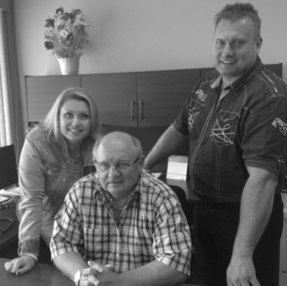 Michel Ouimet, fondateur de l’entreprise, entouré de ses enfants Brigitte et Stéphane, représentant la relève familiale et la continuité de l’entreprise.